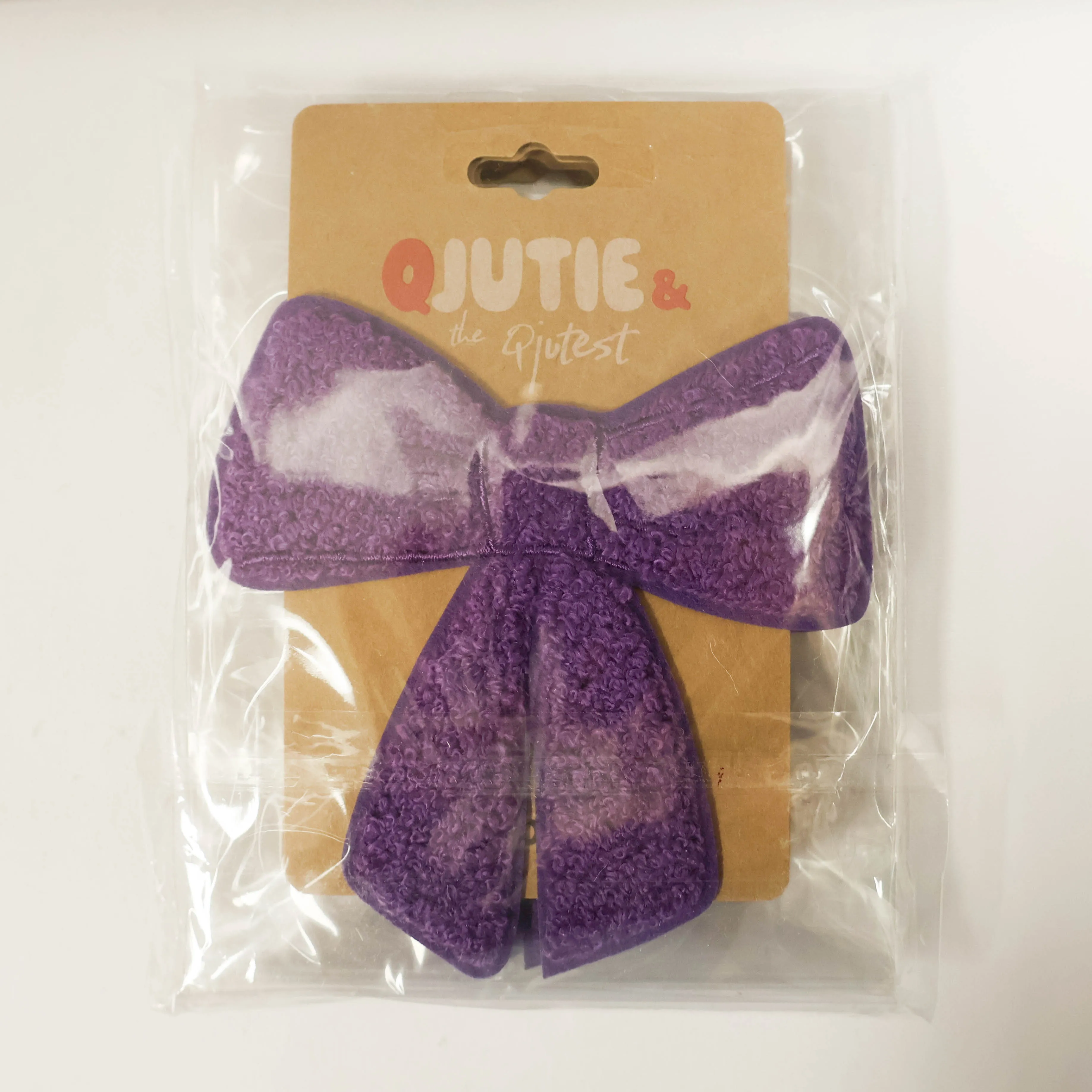 Applicatie paarse strik - Qjutie & the Qjutest