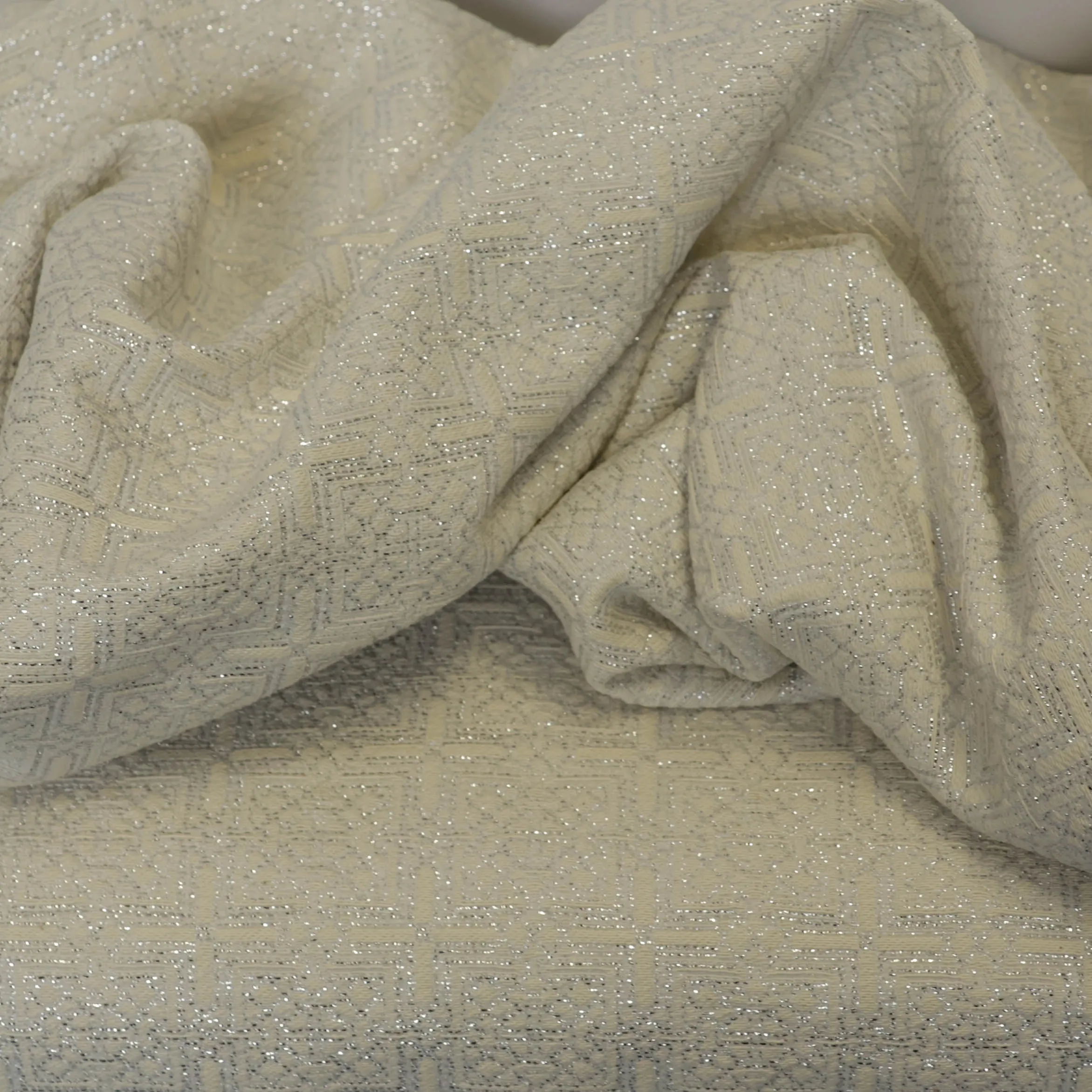 Jacquard wit met motief in zilveren glinsterdraad