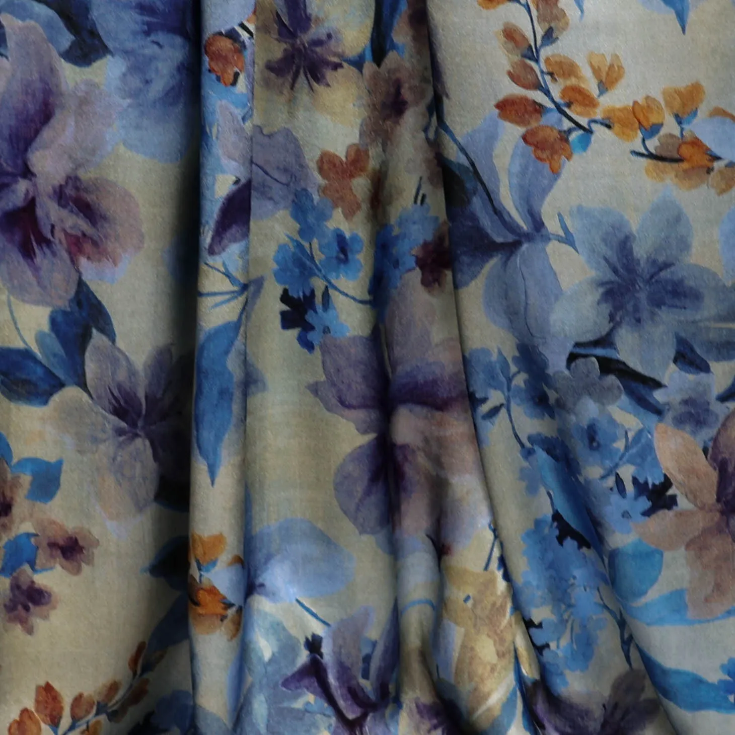 Viscose satijn gebroken wit met bloemen