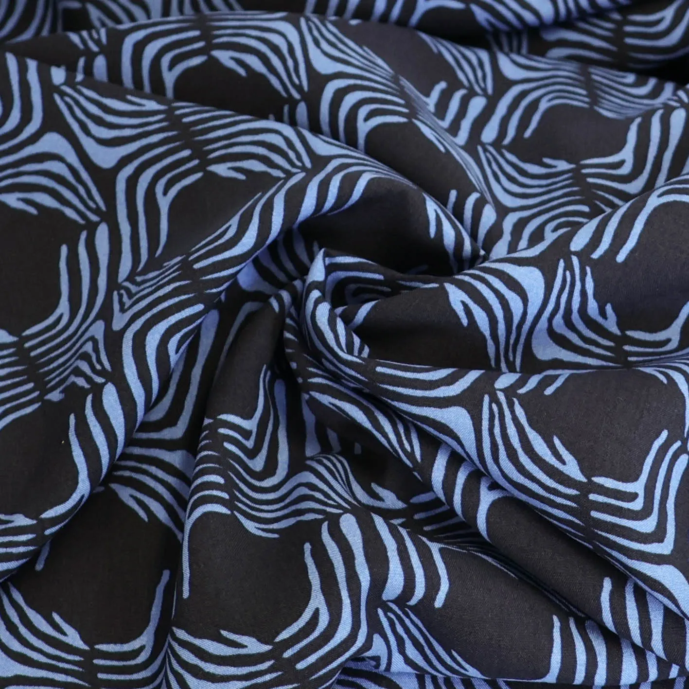 Viscose donkerblauw met lichtblauw patroon