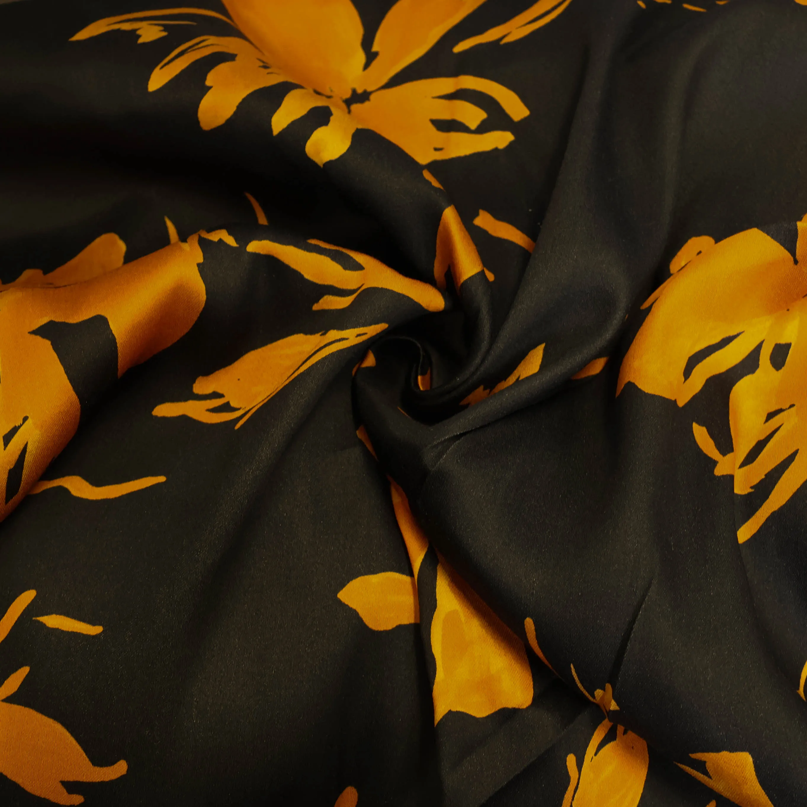 Viscose zwart met oranje bloemen