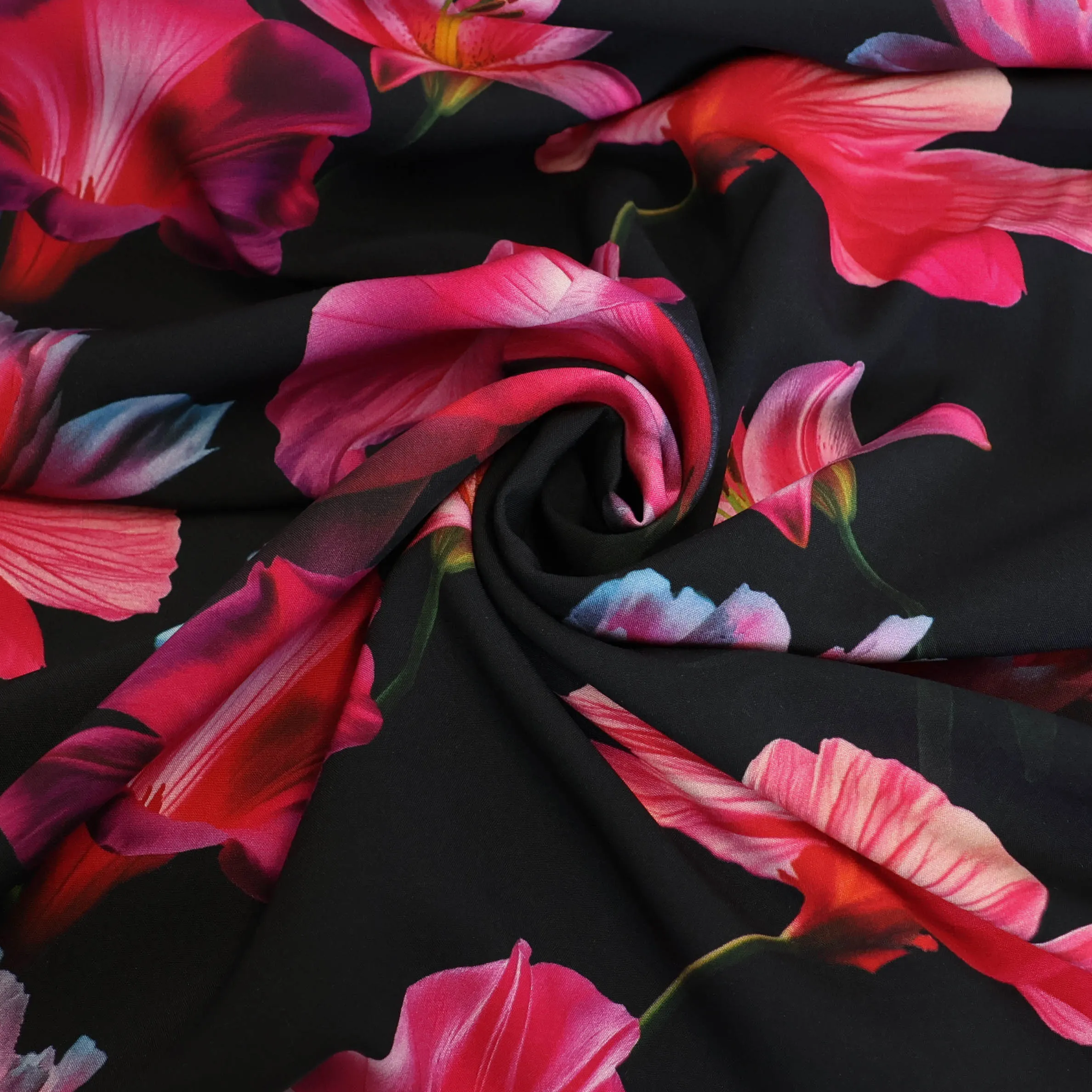 Viscose zwart met roze bloemen