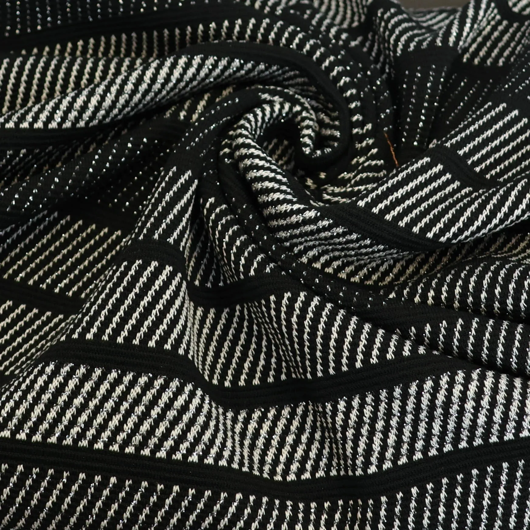 Jacquard tricot zwart-wit met strepen