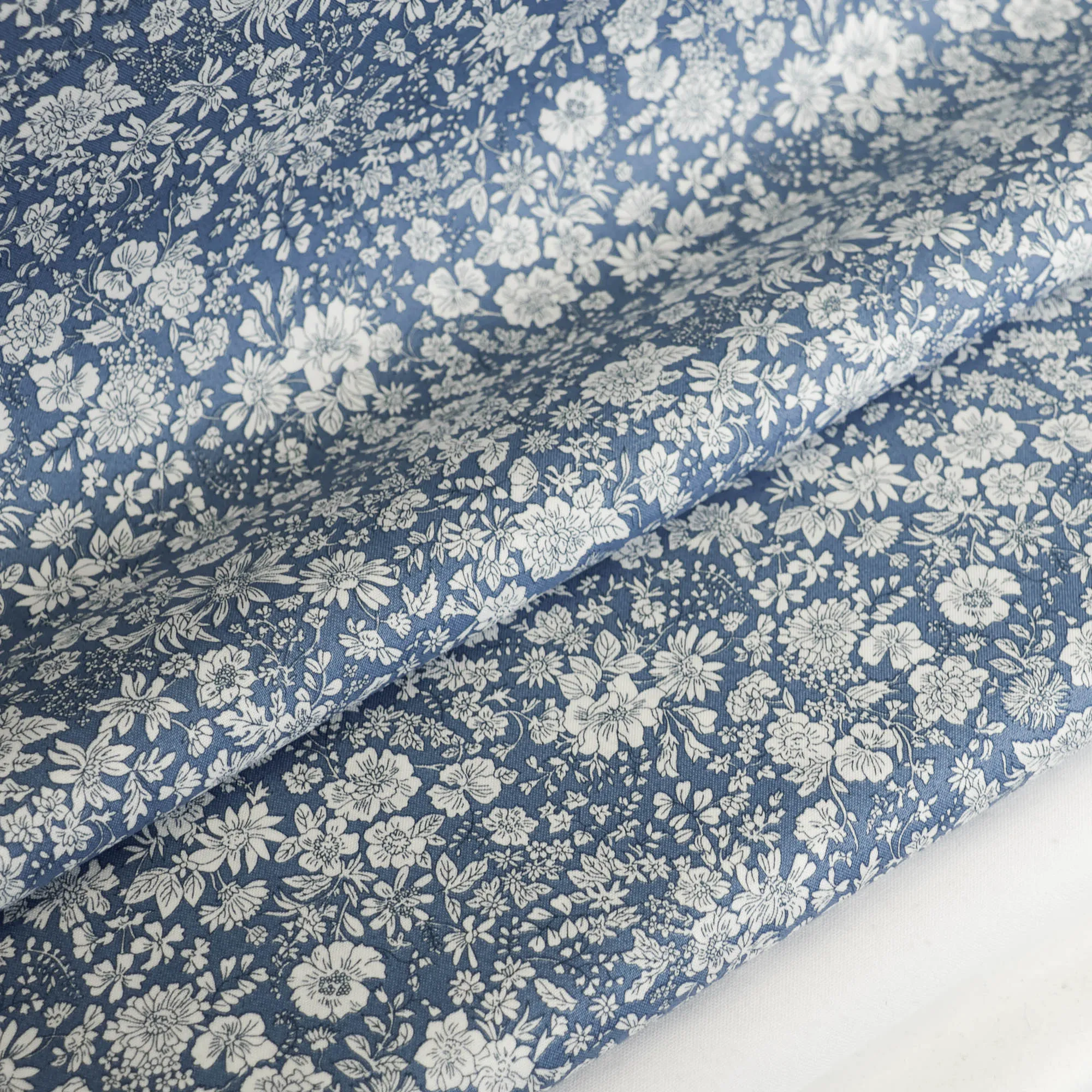 Katoen blauw met witte bloemen