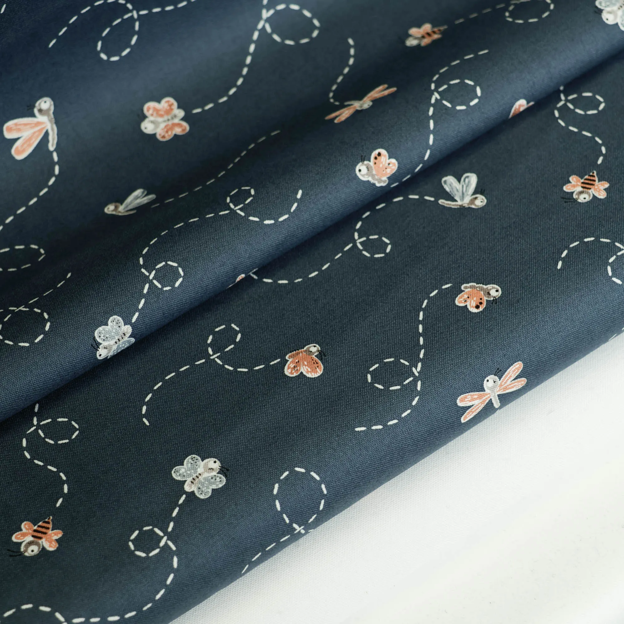 Katoen blauw met vlindertjes en vliegjes