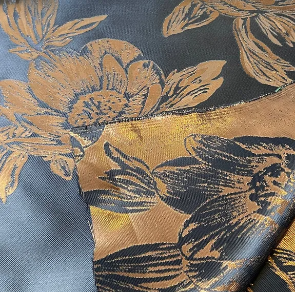 Jacquard zwart met bronzen bloemen - A La Ville