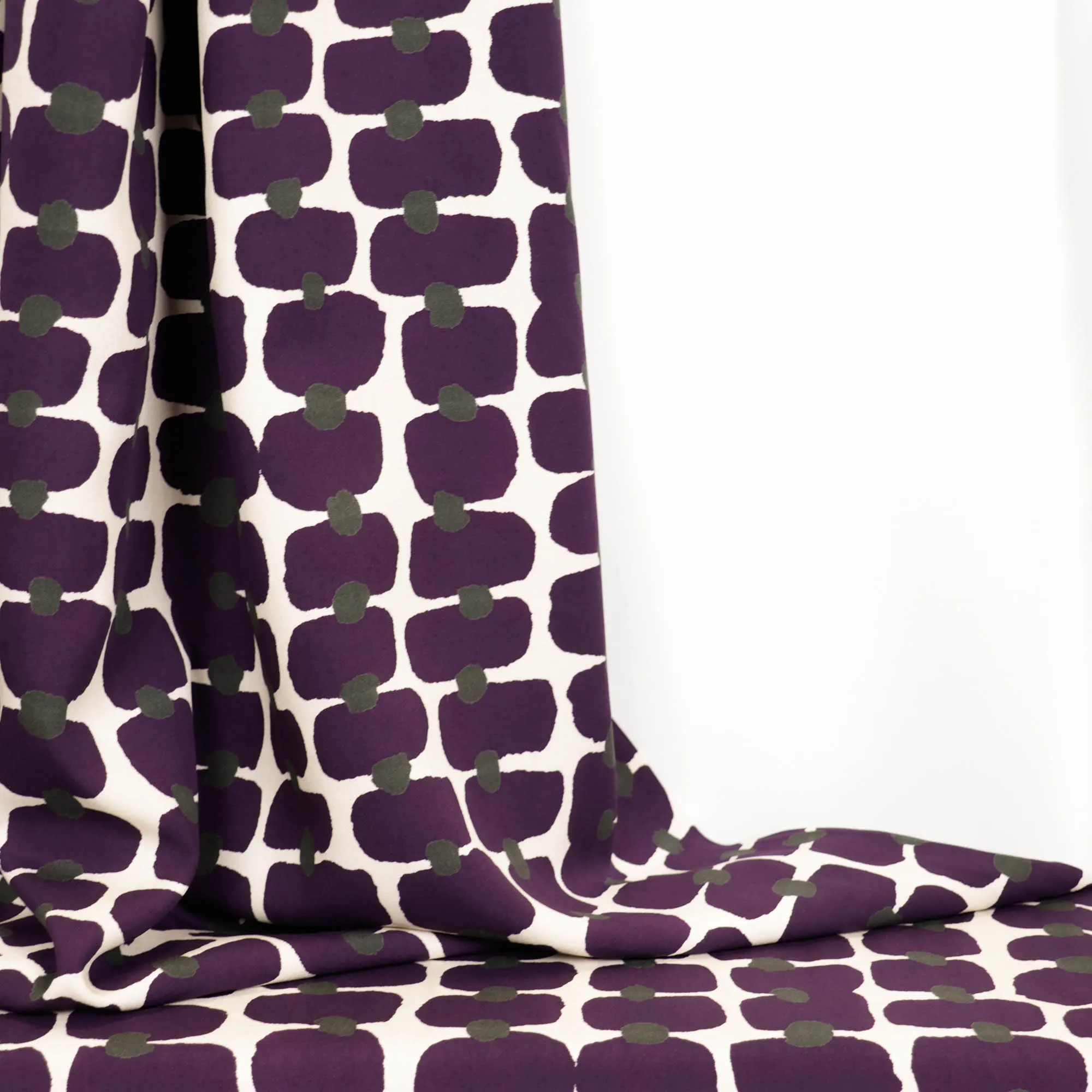 Viscose ecru met paars abstract patroon - Knipmode