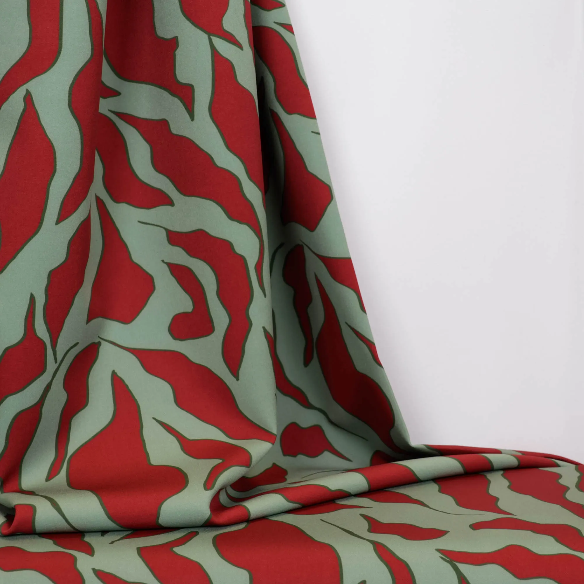 Polyester lichte stretch groen met rood tijgerpatroon - A La Ville