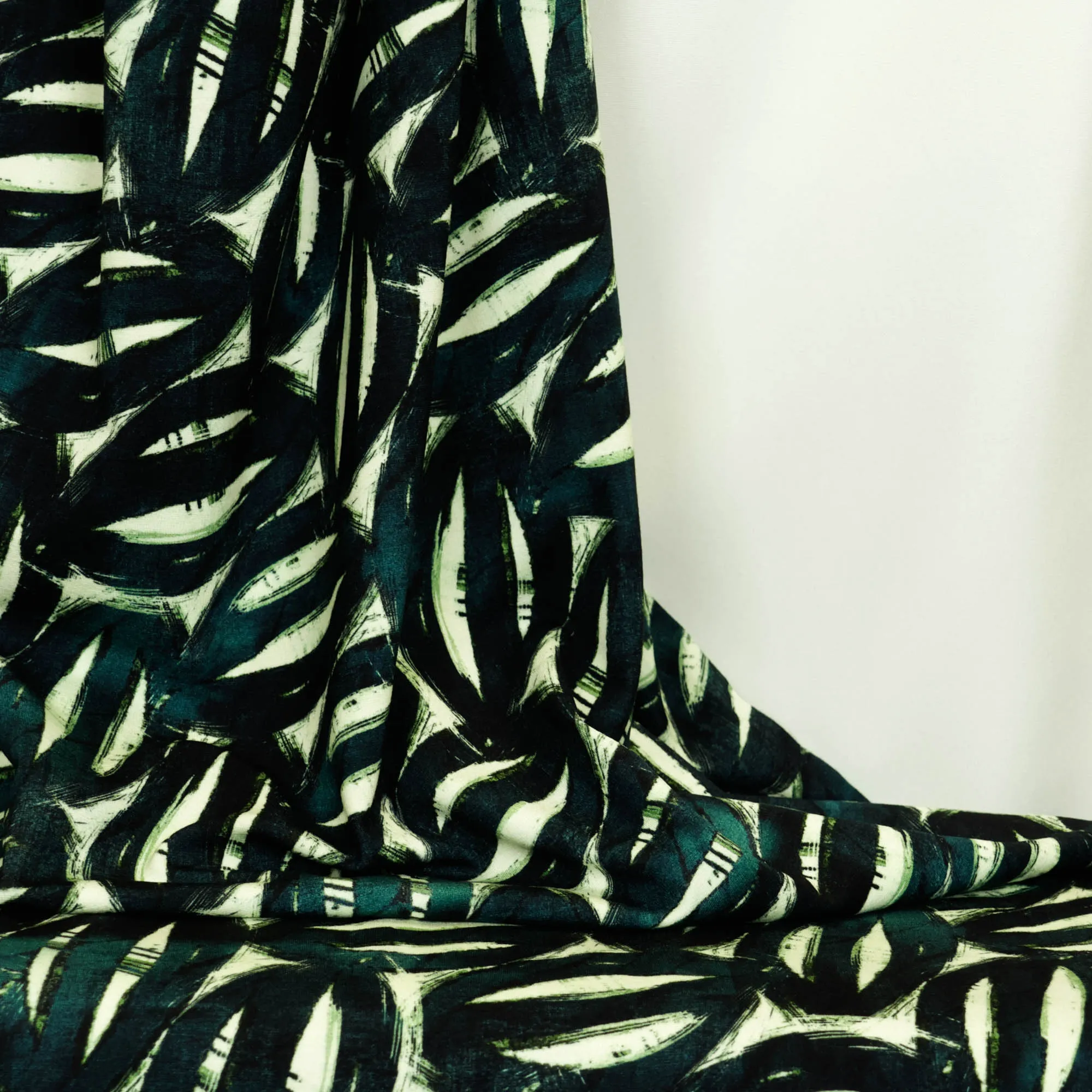 Viscose tricot wit met groen patroon
