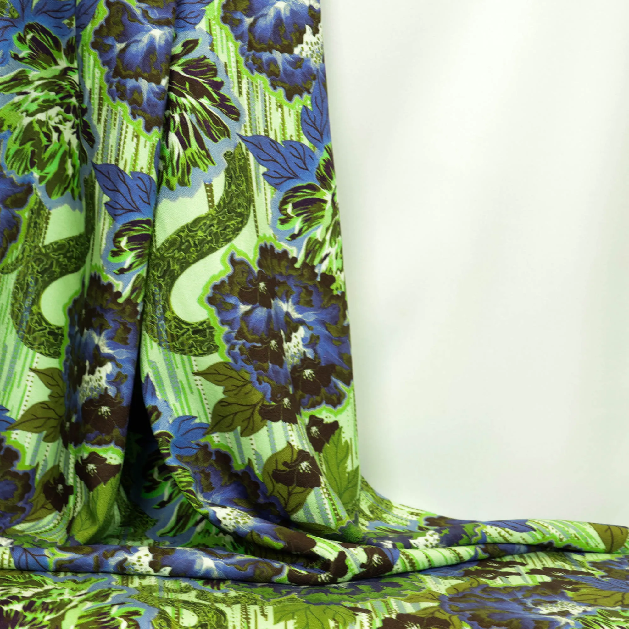 Viscose crêpe groen met bloemen en slangen - A La Ville