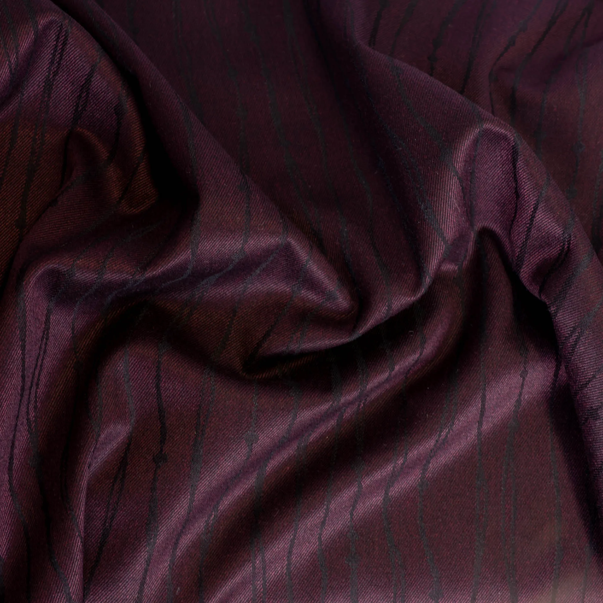 Viscose polyester licht elastisch donkerpaars met zwart strepen motief - A La Ville