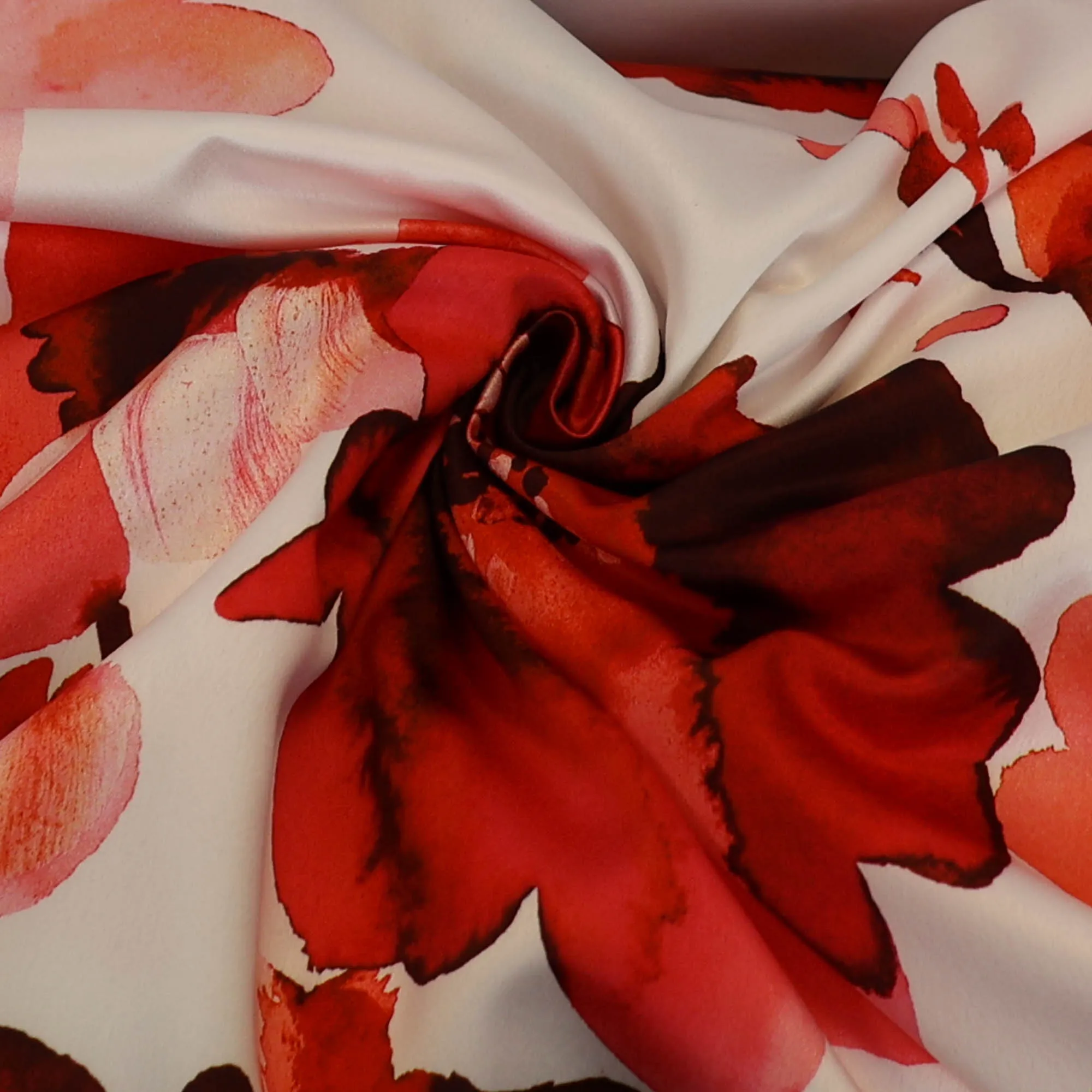 Satijn wit met rode bloemen - A La Ville