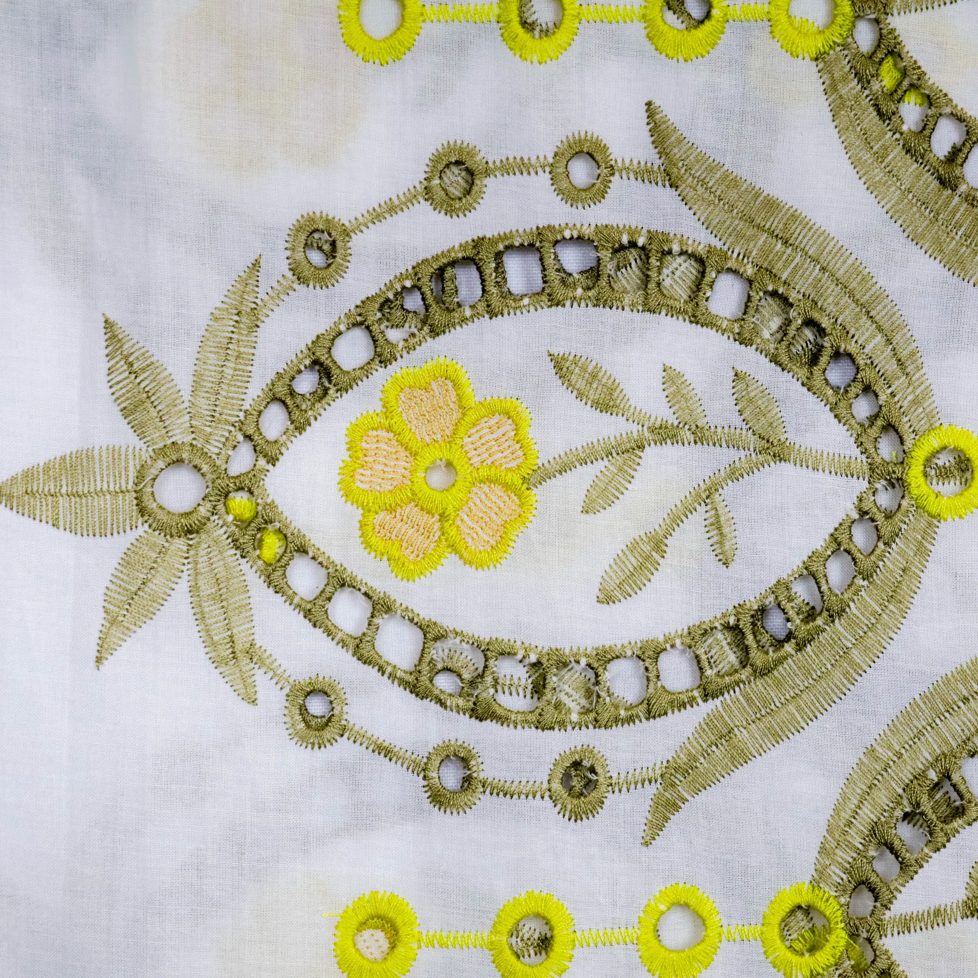 Broderie met groene/gele figuren - Knipmode