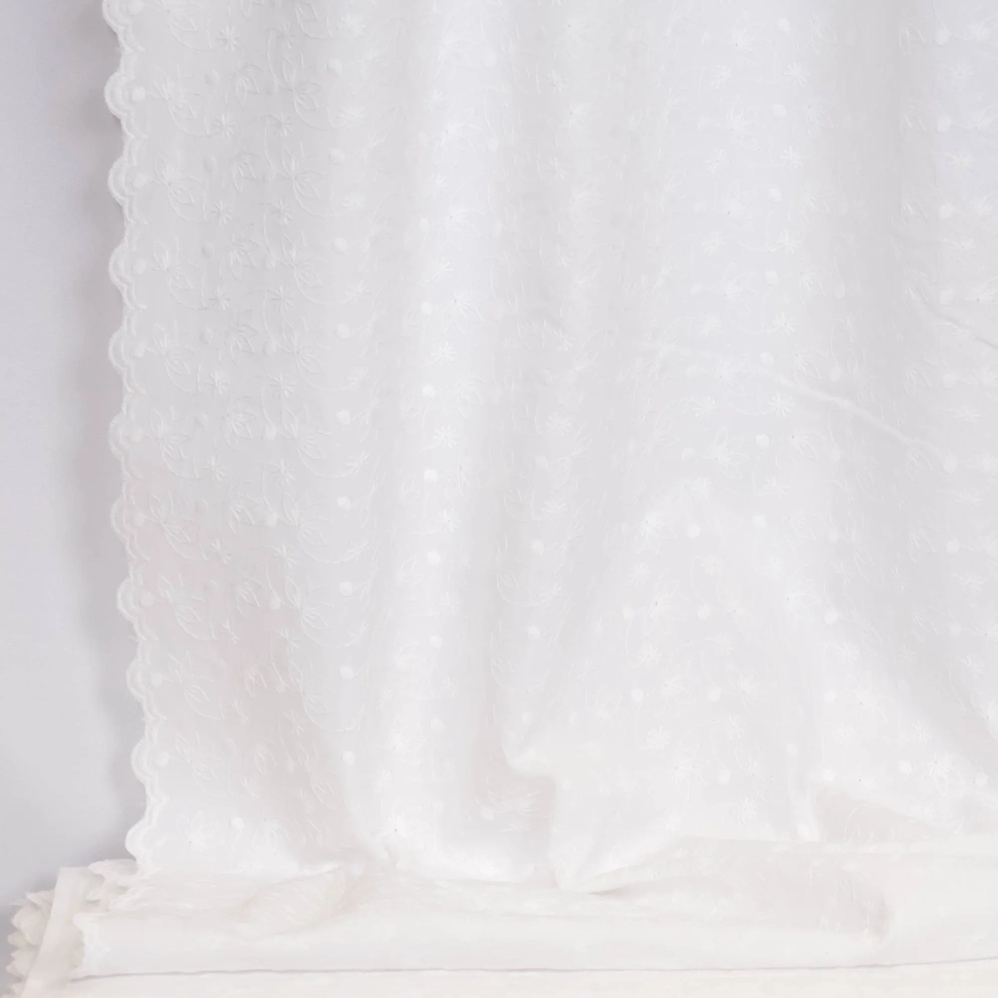Broderie wit met bloemetjes