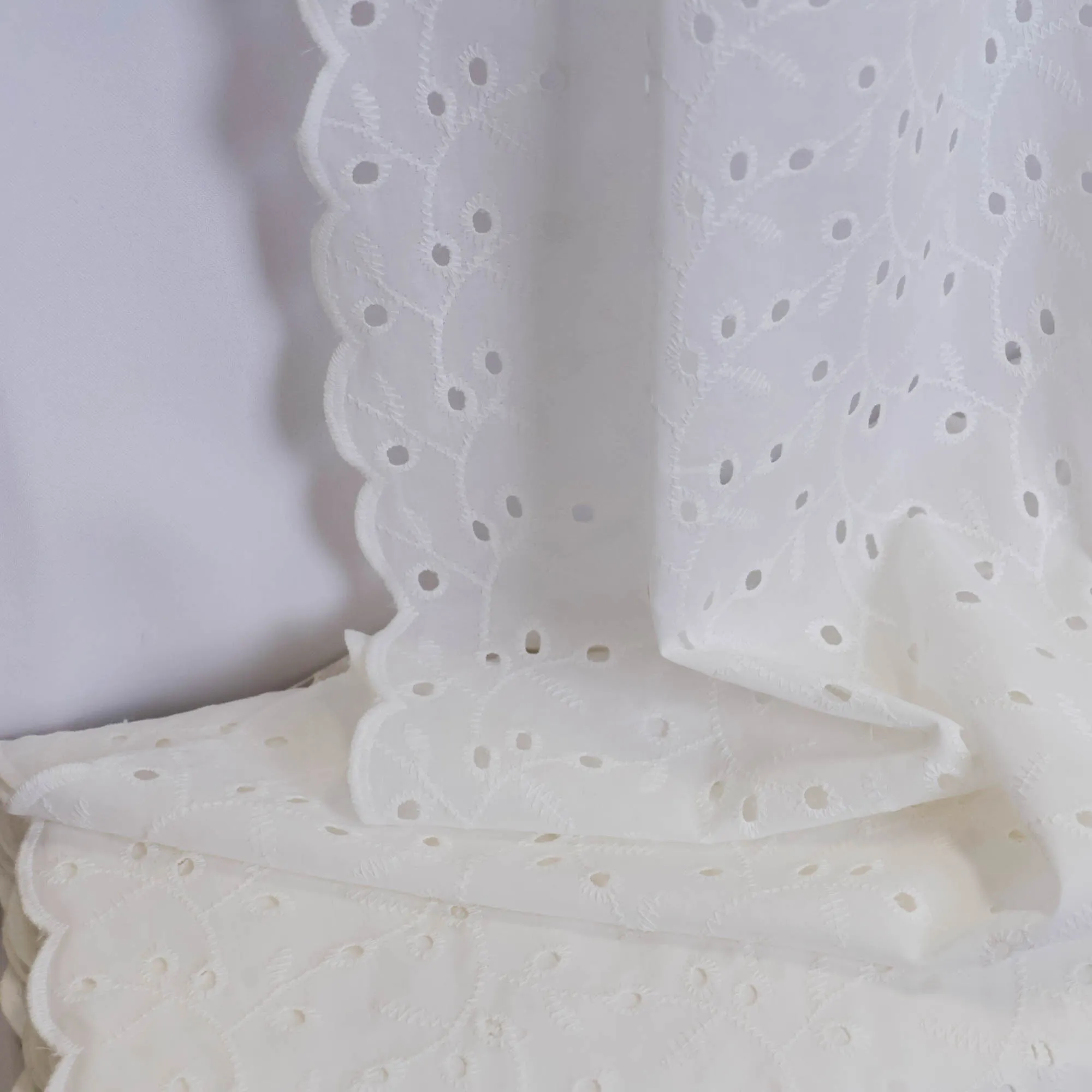 Broderie wit met blaadjes