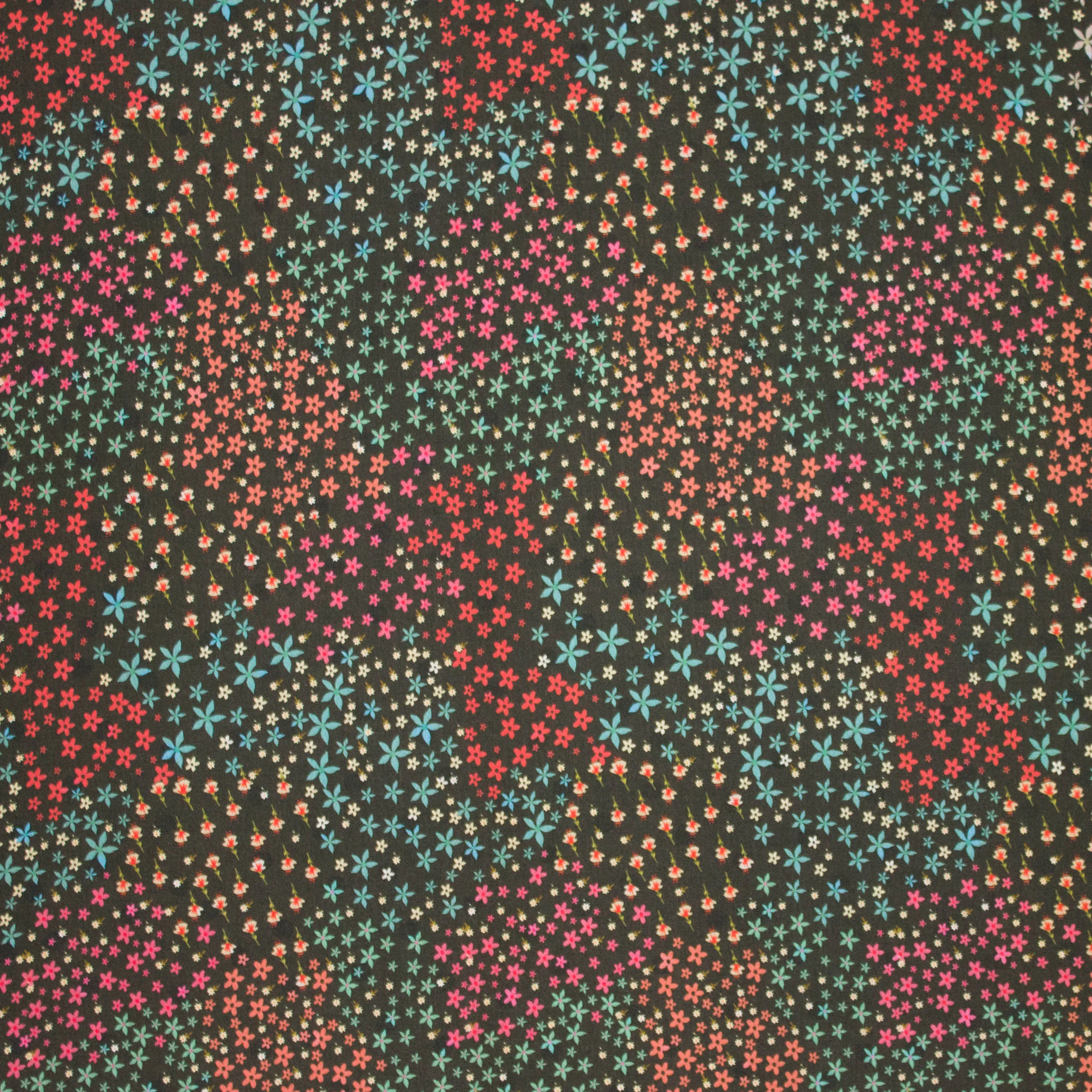 Bruine Italiaanse viscose met bloemen motief