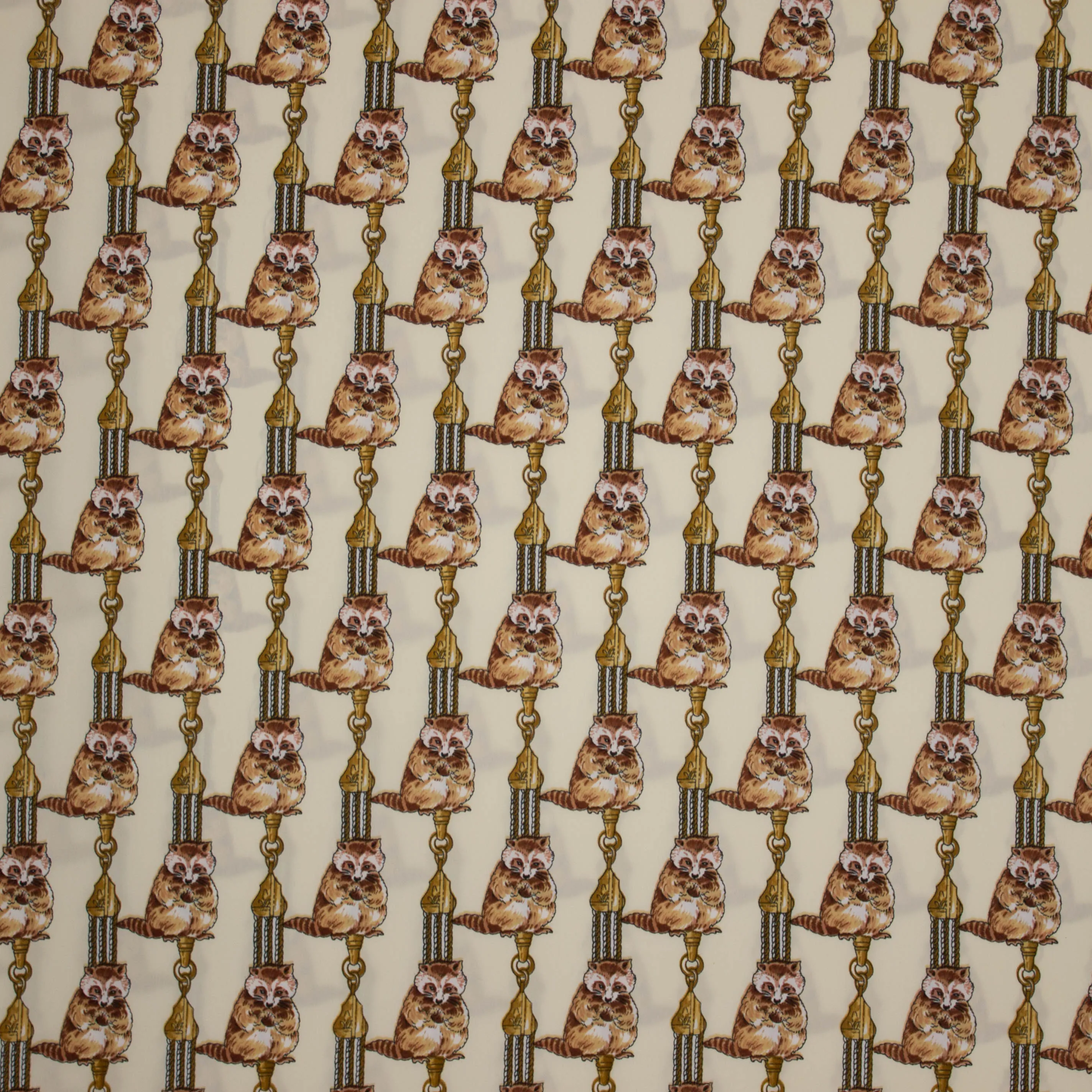 Beige polyester met wasbeer motief