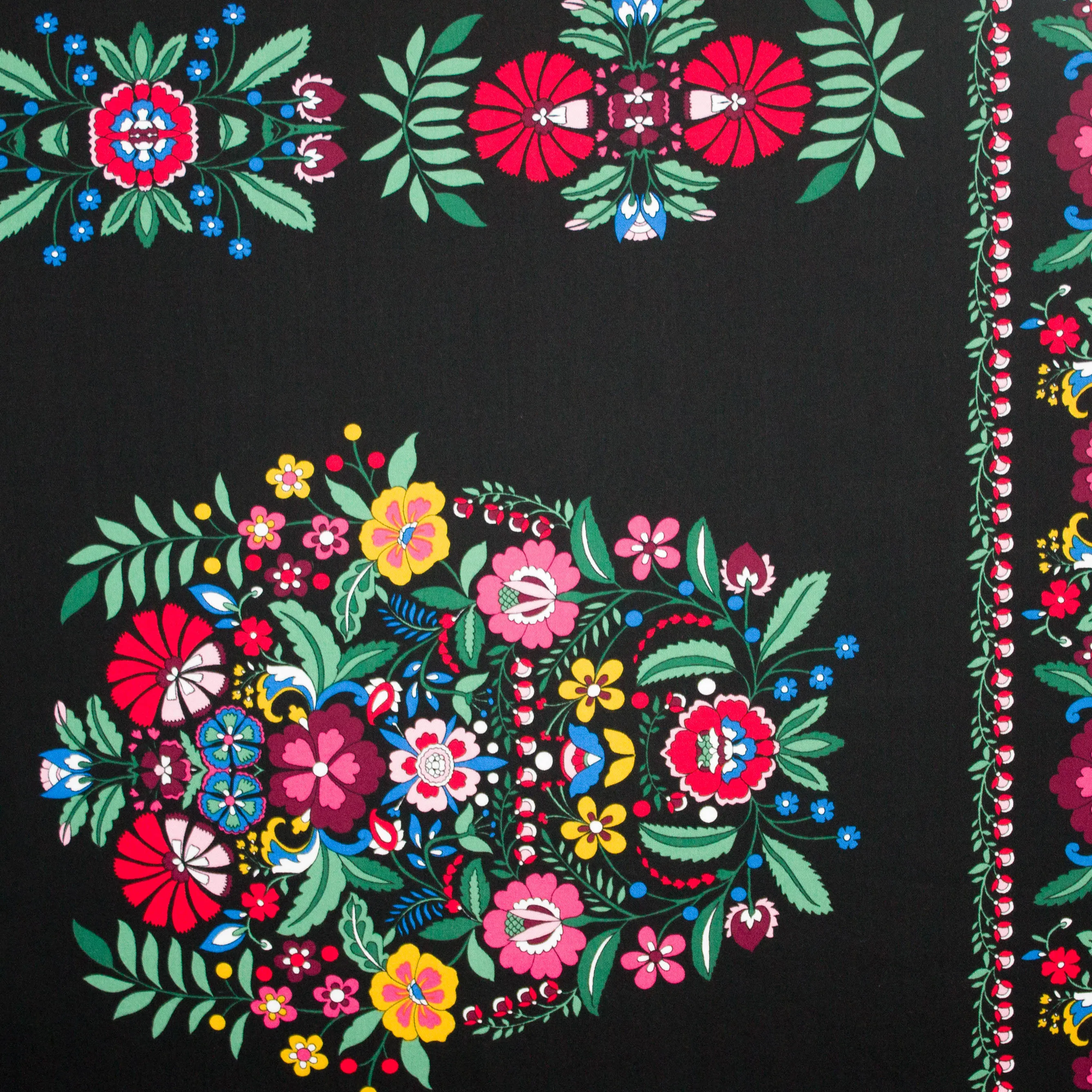 Zwarte viscose met groot bloemenmotief - Milliblu's