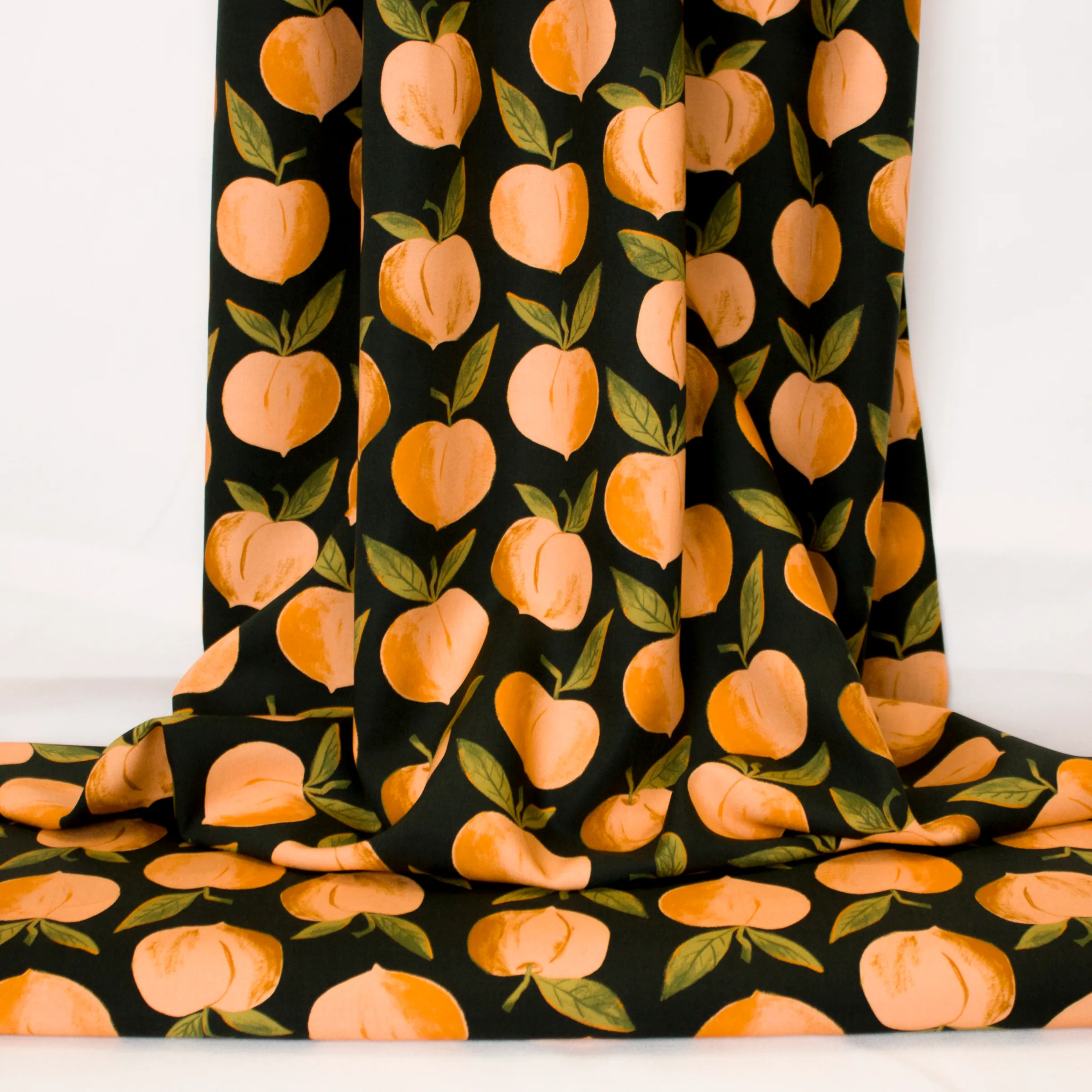 Zwarte viscose met perziken