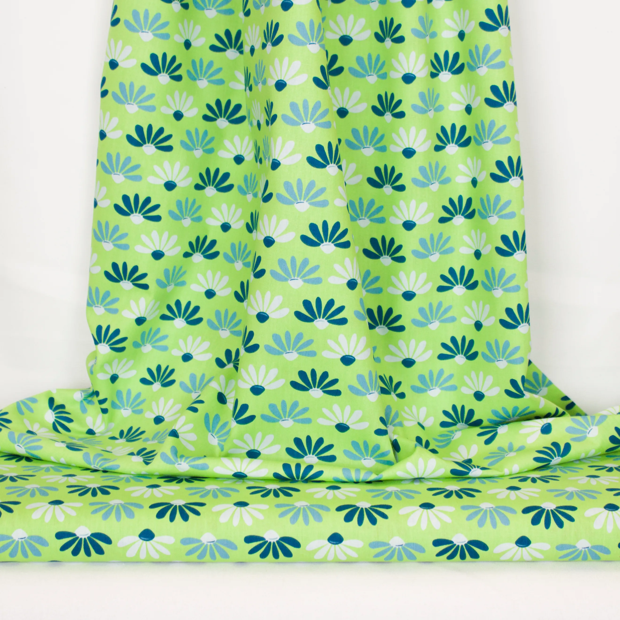 Groene katoen met kamille bloemen