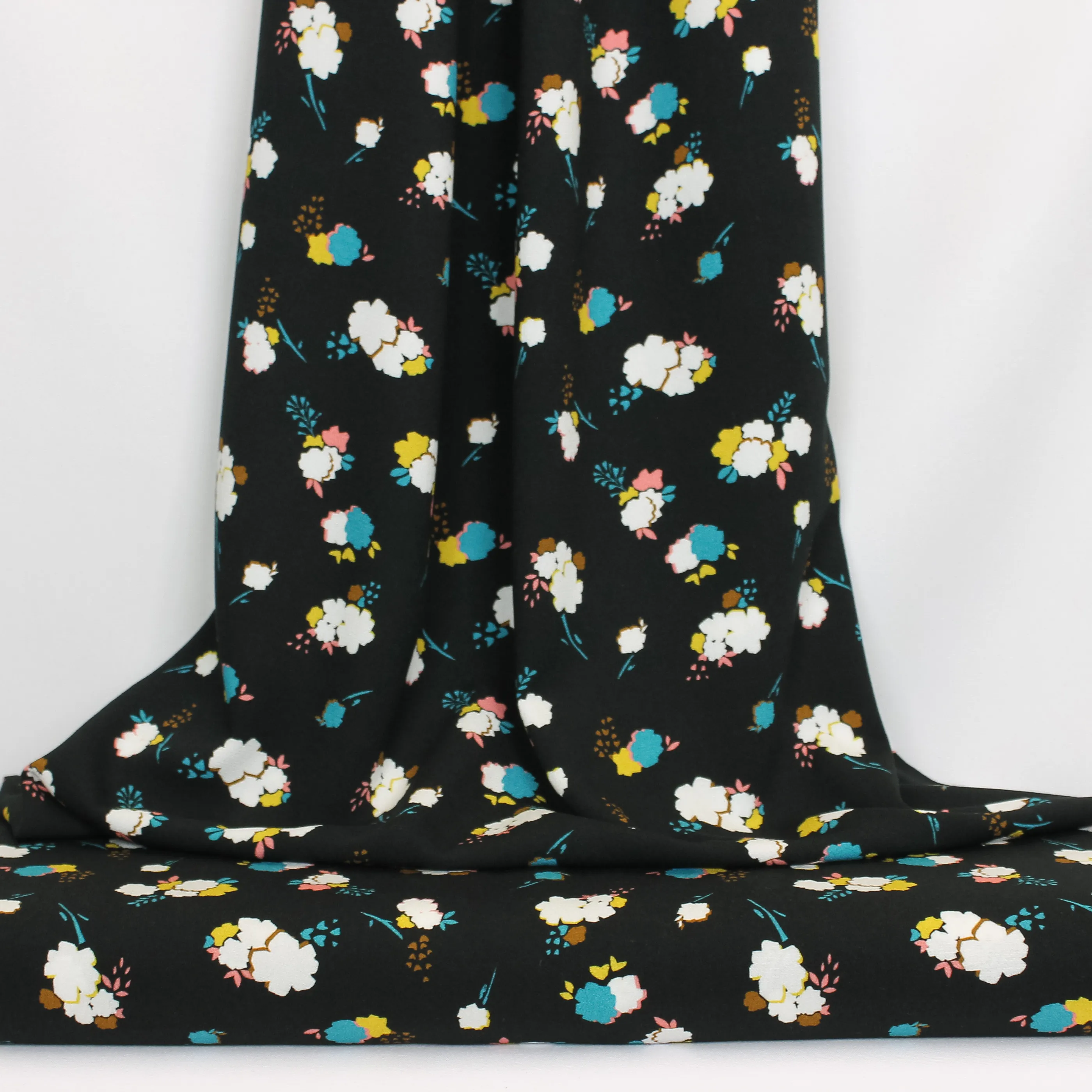Zwarte viscose crêpe met bloesems