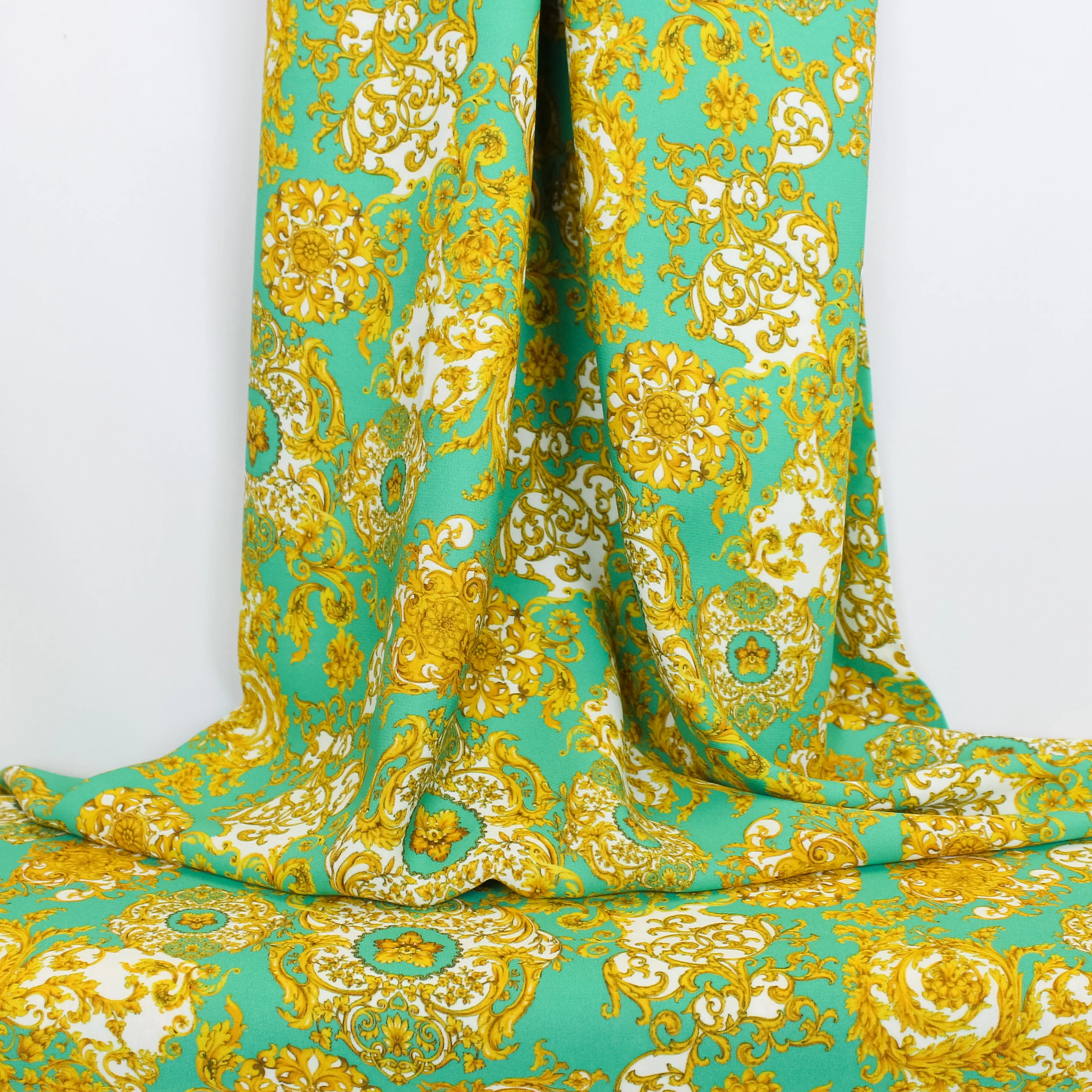 Rekbare viscose crêpe met sierlijk gouden patroon - Alta Moda