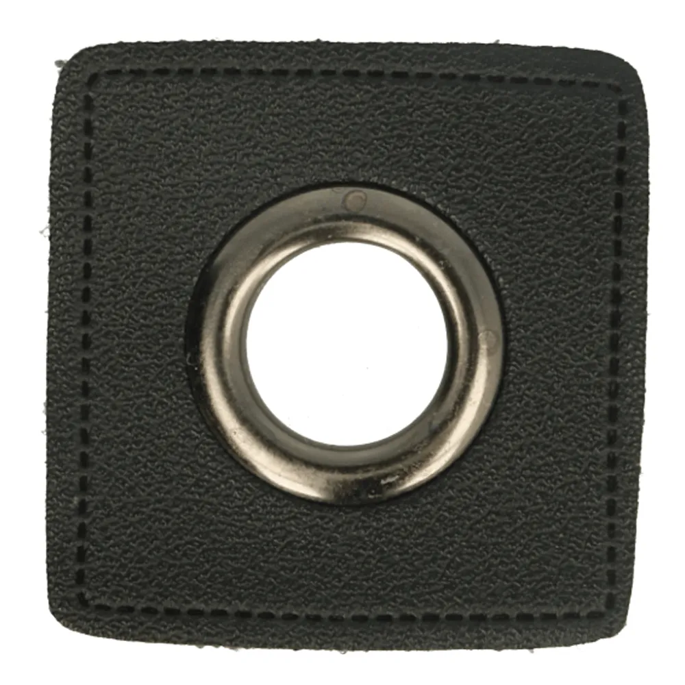 Nestelogen (nikkel 11 mm) op zwart imitatieleder vierkant (40 mm)