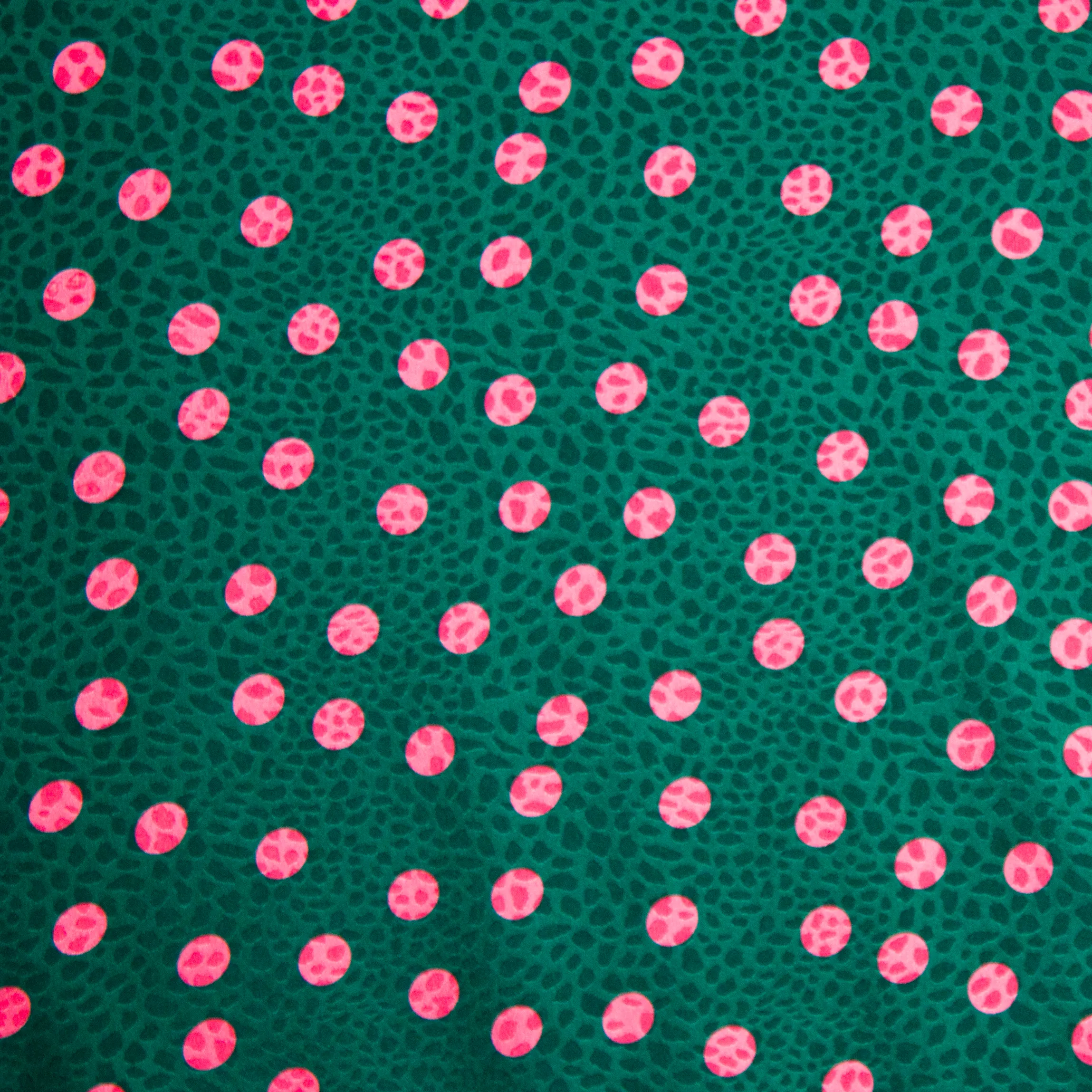 Gesatineerde polyester jacquard groen stretch met roze stippen