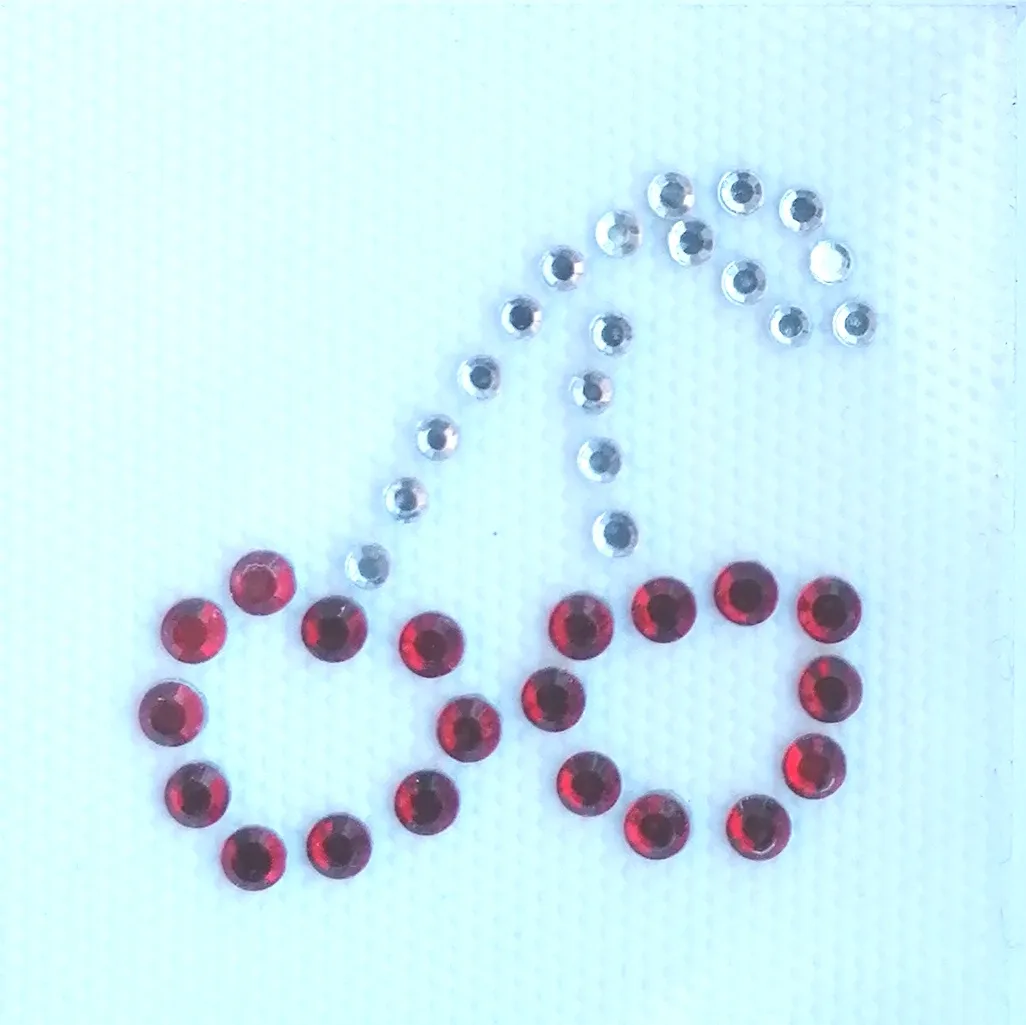 Opstrijkbare applicatie met strass steentjes kers rood en zilver - 4 x 4 cm - Prym