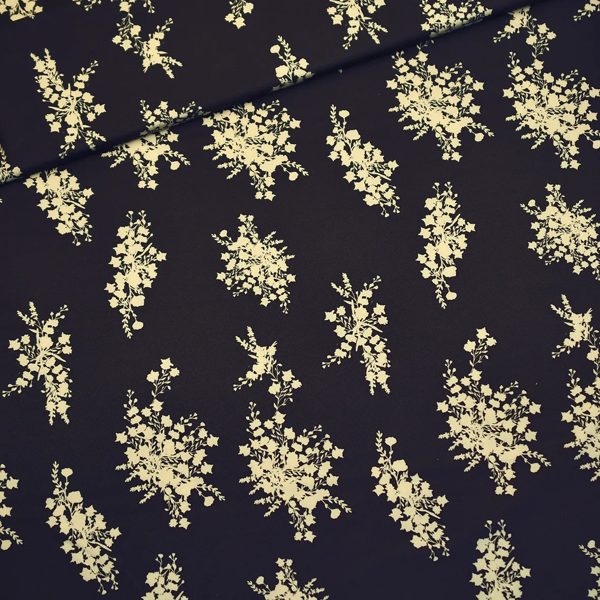 Fijne grijze polyester stretch met bloemen - Burda Collectie Lente-Zomer 2022